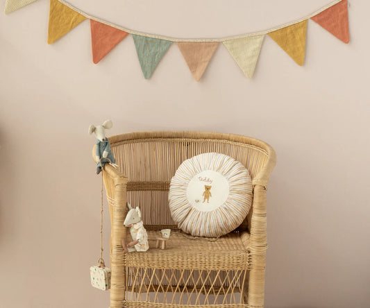 Mice holding onto their Maileg Suitcase, Micro size in Des licornes