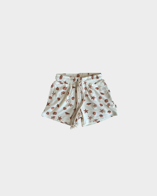 Boy’s Everyday short in Seashells. Made with bamboo jersey, this light-weight pair of shorts has functional pockets on the sides and one in back. A great addition for summer!