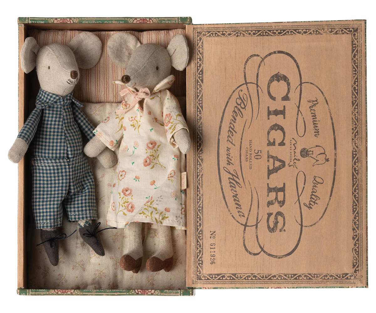 Grandma & Grandpa Mice in Cigar Box