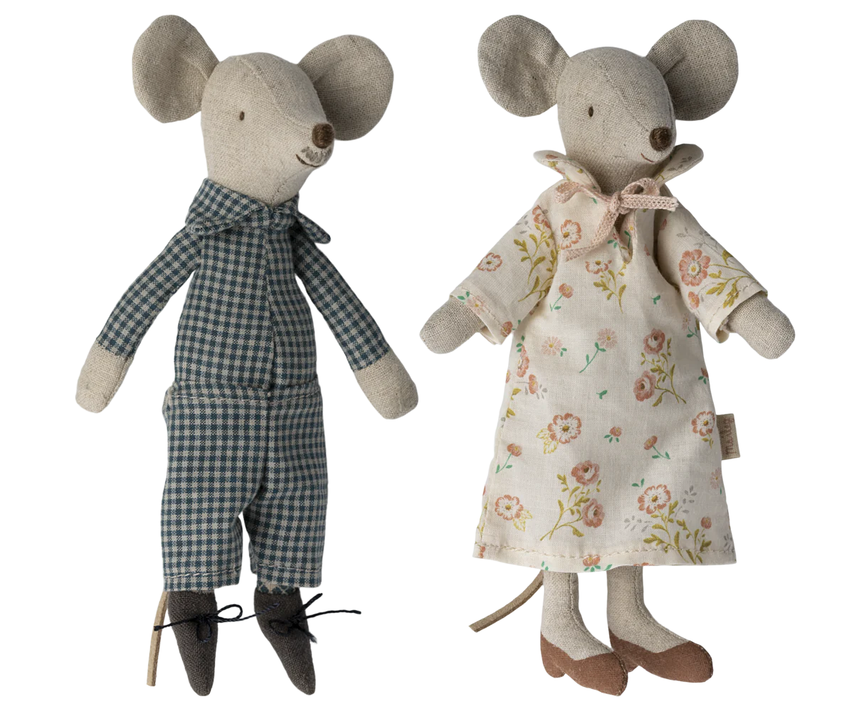 Grandma & Grandpa Mice in Cigar Box