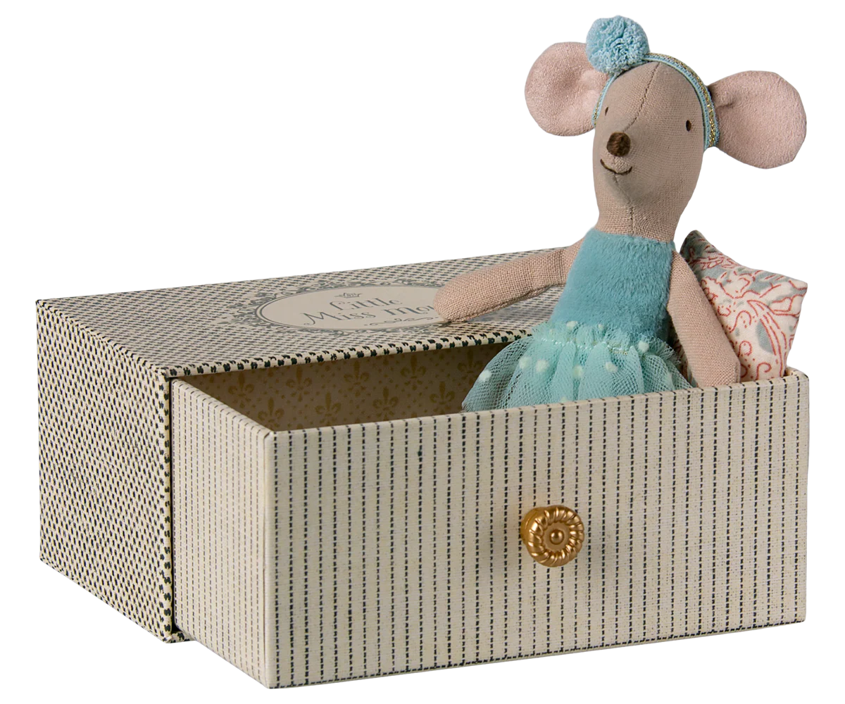 Dance mouse in daybed, Little sister
